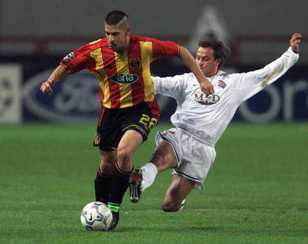 青春風(fēng)暴鏖戰(zhàn)鐵血防線，阿賈克斯主場爭勝