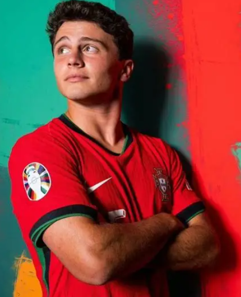 巴黎圣日耳曼客場(chǎng)險(xiǎn)勝里昂：若昂 - 內(nèi)維斯補(bǔ)時(shí)建功談賽后感悟