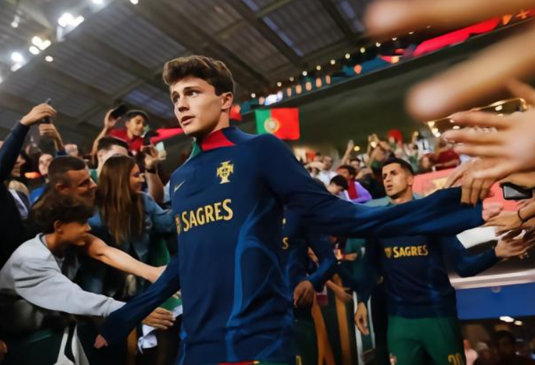 法甲激戰(zhàn)：巴黎客勝里昂，內(nèi)維斯傷停補(bǔ)時(shí)建功談賽后感想