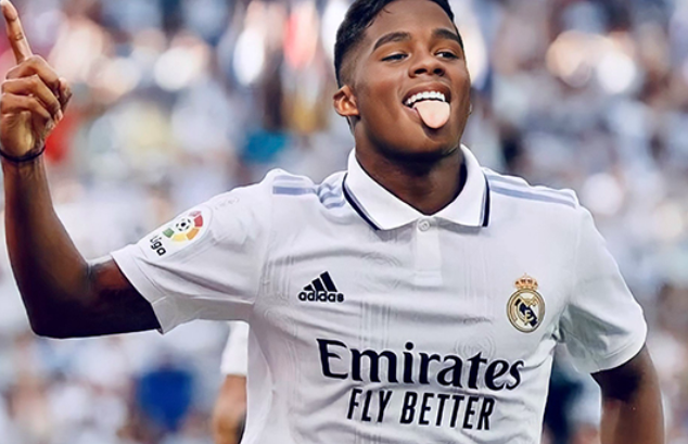 皇馬引援與球員去留動態(tài)：多線調(diào)整下的戰(zhàn)略布局