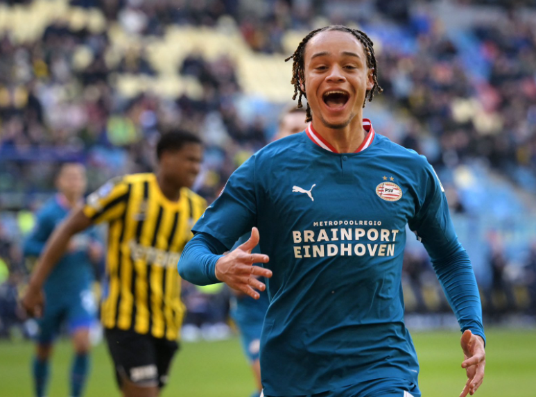 哈維&middot;西蒙斯：英超逐夢(mèng)，自律鑄就<a  style='color: blue;'>足球</a>之路