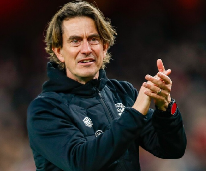 熱刺帥位風(fēng)波：弗蘭克面臨挑戰(zhàn)，俱樂部力挺待轉(zhuǎn)機(jī)