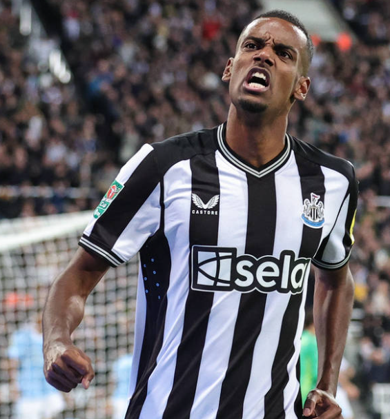 利物浦鋒線之困：伊薩克與埃基蒂克的&ldquo;競爭&rdquo;與教練抉擇